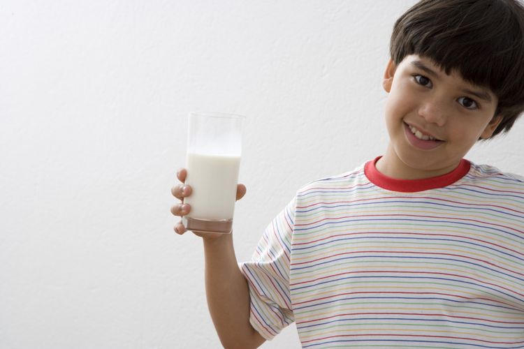 Anak minum susu
