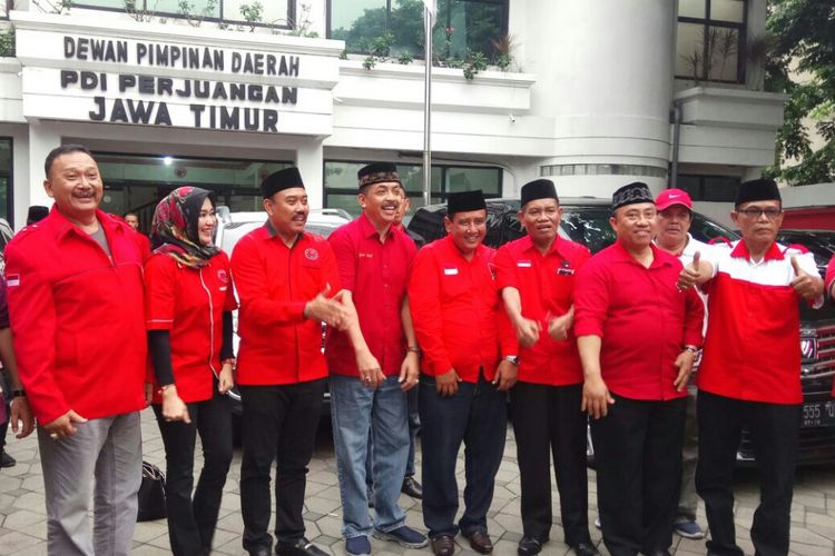 Kombes Syafiin (empat dari kiri) saat mendatangi kantor DPD PDIP Jatim Kamis (4/1/2018) sore