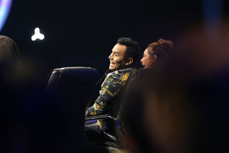 Judika saat menjadi juri dalam acara Indonesian Idol 2018 di Studio 11, MNC Studios, Kebon Jeruk, Jakarta Barat, Selasa (13/2/2018). Sejumlah kontestan tampil berkolaborasi saat memasuki Top 10 Indonesian Idol 2018.