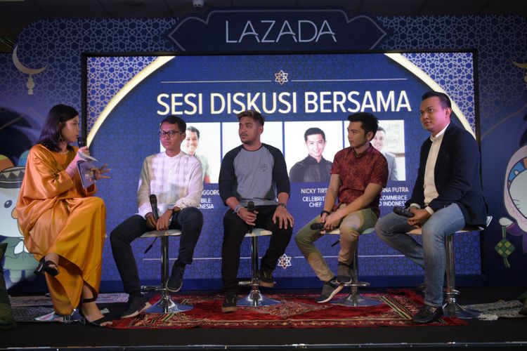  Head of Commercial LOreal Indonesia Rizky Maulana Putra, Celebrity Chef Nicky Tirta, Abdul Indonesian Idol, dan Head of Mobile Lazada Indonesia Haikal Bekti Anggoro (paling kanan ke kiri) dalam sebuah talkshow di Kantor Lazada Indonesia, Selasa (22/5/2018).