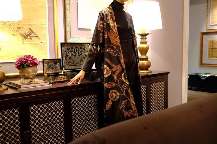Coat yang menjadi salah satu koleksi kolaborasi batik Mel Ahyar x Iwan Tirta Private Collection.