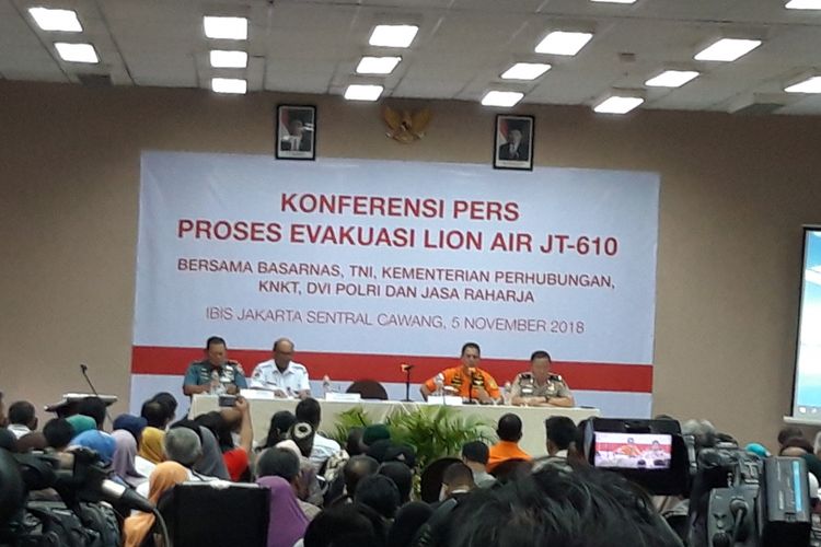 Kabasarnas Marsdya M Syaugi menitikkan air mata saat berusaha yakinkan keluarga korban terkait proses evakuasi, di Hotek Ibis, Cawang, Jakarta Timur, Senin (5/11/2018)