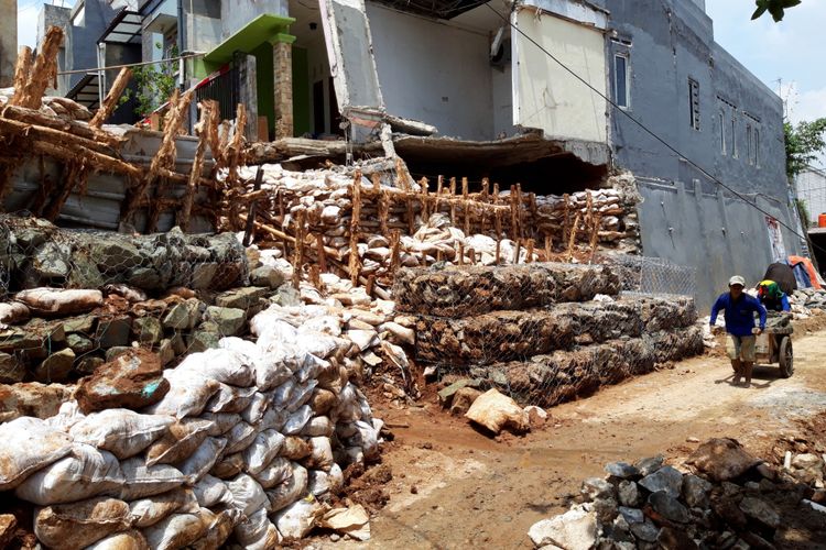Batu bronjong yang dipasang di lokasi longsor untuk menahan struktur tanah, di Jalan Pesona IX, Kalisari, Pasar Rebo, Jakarta Timur, Rabu (5/12/2018)