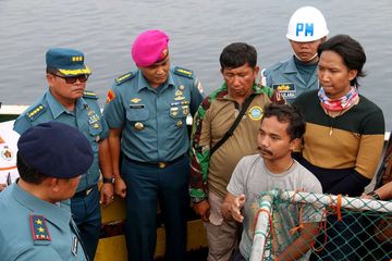 Laksamana Muda TNI Yudo Margono, Panglima Komando Armada RI Kawasan Barat bersama jajarannya sedang memintai keterangan dari ABK Indonesia di atas kapal asing buronan Interpol berbendera Togo, Afrika, yang berhasil ditangkap TNI AL Lanal Sabang di perairan laut Aceh, Sabtu (7/4/2018). Dalam kapal STS-50 Sea Breeze Andrey Dolgov STD No 2  itu TNI AL Lanal Sabang juga mengamankan 30 orang anak buah kapal (ABK) di antaranya 2 warga negara Australia, 8 warga Rusia dan 20 warga Indonesia.