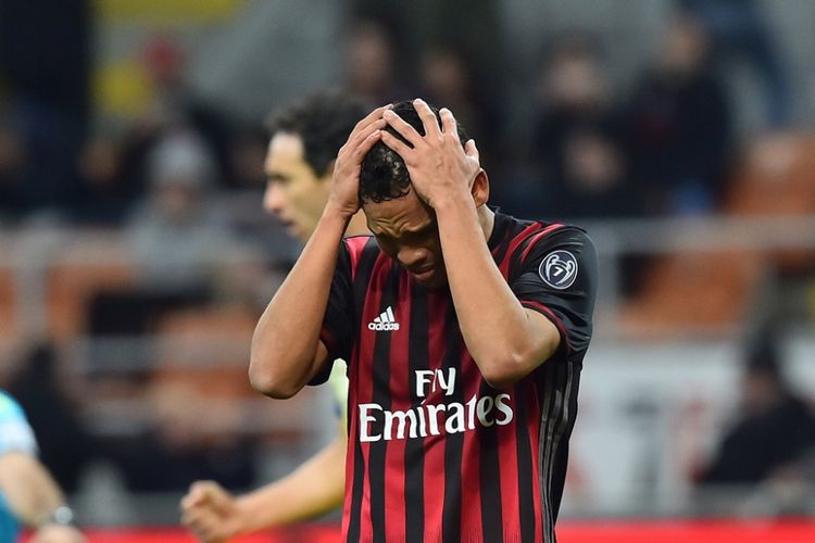 Carlos Bacca meratapi kegagalan mencetak gol saat AC Milan melawan Chievo Verona pada partai lanjutan Serie A di San Siro, 4 Maret 2017.