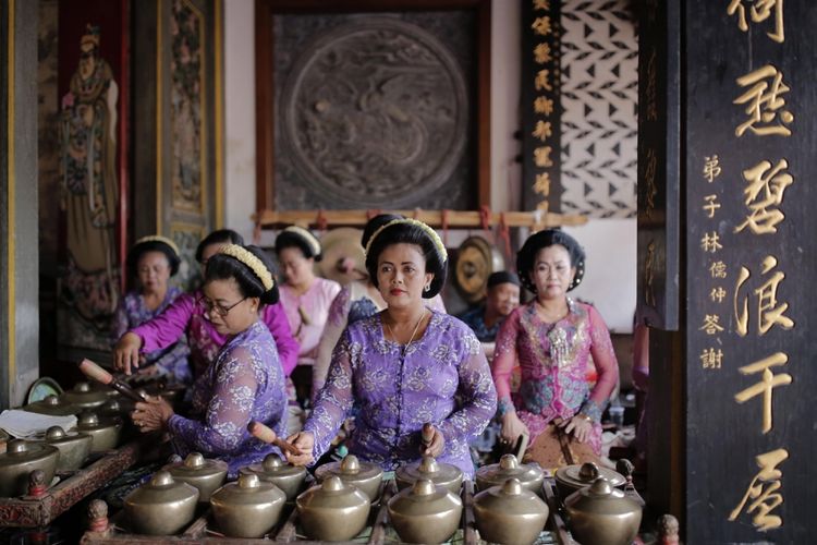 Kelompok Sekar Laras memainkan musik gamelan di pelataran Klenteng Cu Ang Kiong, Desa Dasun, Kecamatan Lasem, Kabupaten Rembang, Jawa Tengah, Sabtu (11/3/2017). pergelaran gamelan di kelenteng rutin diadakan saat menyambut acara-acara hari kebesaran. Salah satunya adalah Cap Go Meh.