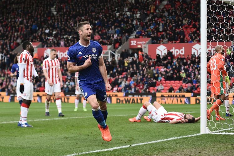 Pemain belakang Chelsea, Gary Cahill, merayakan golnya ke gawang Stoke City pada partai lanjutan Premier League - kasta pertama Liga Inggris - di Stadion Britannia, Sabtu (18/3/2017).