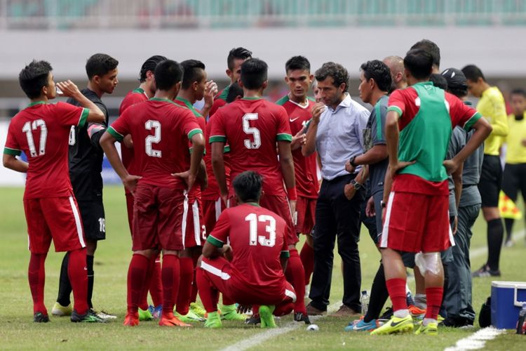 Pemain timnas Indonesia mendapat pengarahan pelatih timnas Indonesia, Luis Milla saat pertandingan persahabatan Indonesia melawan Myanmar di Stadion Pakansari, Cibinong, Bogor, Jawa Barat, Selasa (21/3/2017). Indonesia kalah 1-3 melawan Myanmar.