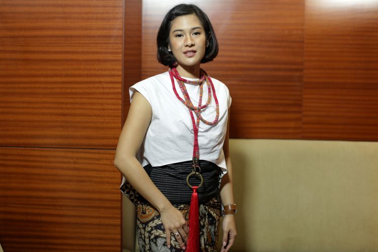 Pemeran tokoh Kartini, Dian Sastrowardoyo berpose usai wawancara eksklusif Kompas.com seputar film Kartini di Jakarta, Jumat (7/4/2017). Film garapan sutradara Hanung Bramantyo mengisahkan perjuangan RA Kartini akan tayang di bioskop mulai 19 April 2017. 
