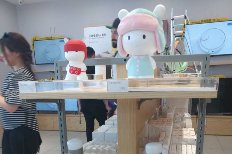 Boneka maskot Xiaomi pun dipajang di Mi Home