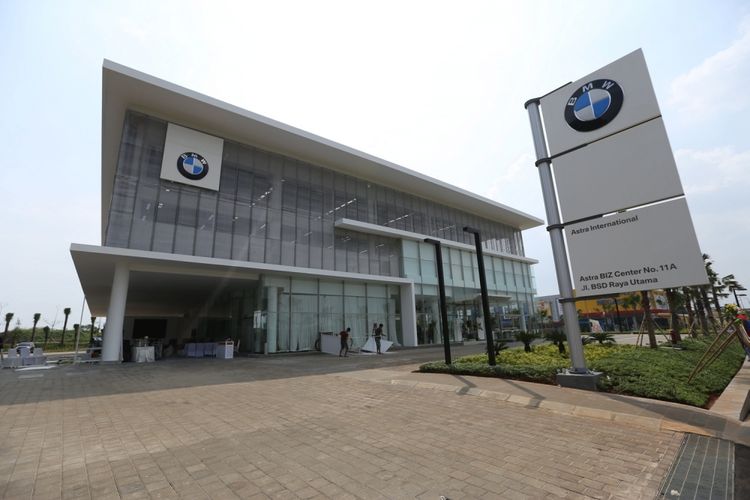 Gedung diler BMW Serpong di kawasan Bumi Serpong Damai (BSD), Tangerang, Selasa (25/4/2017). Diler BMW Serpong ini merupakan diler resmi pertama di Indonesia yang memiliki akses dan fasilitas dalam menangani kendaraan-kendaraan BMW seri i.