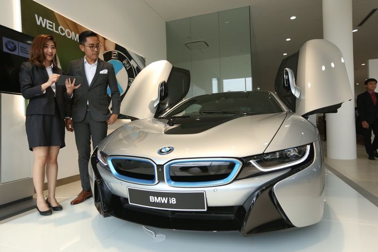 BMW i8 dipajang di diler BMW Serpong, kawasan Bumi Serpong Damai (BSD), Tangerang, Selasa (25/4/2017). Diler BMW Serpong ini merupakan diler resmi pertama di Indonesia yang memiliki akses dan fasilitas dalam menangani kendaraan-kendaraan BMW seri i.