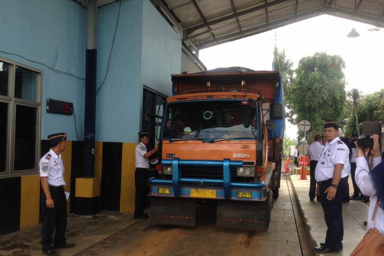 Truk saat melewati jembatan timbang