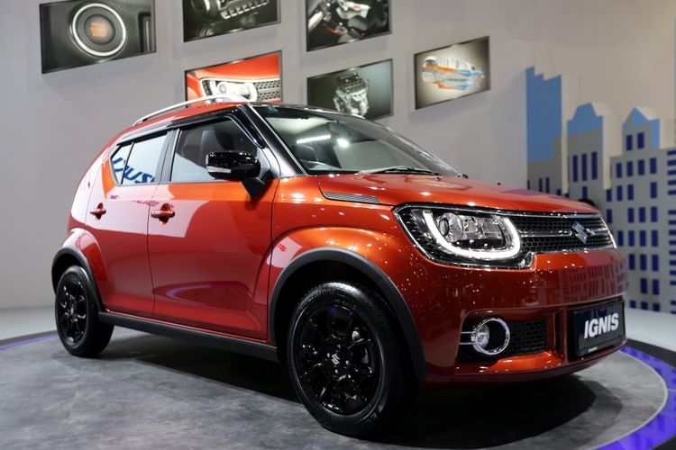 Suzuki Ignis dipamerkan saat ajang Indonesia International Motor Show (IIMS) 2017 di JI Expo, Kemayoran, Jakarta, Jumat (28/4/2017). Ajang pameran otomotif terbesar di Indonesia ini akan berlangsung hingga 7 Mei mendatang. KOMPAS IMAGES/KRISTIANTO PURNOMO