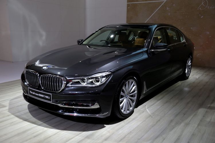 BMW 740 Ligenerasi terbaru dipamerkan saat ajang Indonesia International Motor Show (IIMS) 2017 di JI Expo, Kemayoran, Jakarta, Jumat (28/4/2017). Ajang pameran otomotif terbesar di Indonesia ini akan berlangsung hingga 7 Mei mendatang. KOMPAS IMAGES/KRISTIANTO PURNOMO