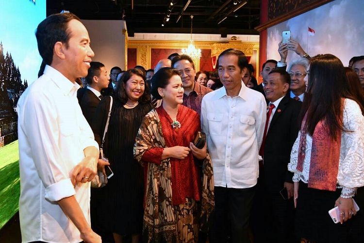 Presiden Joko Widodo didampingi Ibu Negara Iriana Jokowi melihat patung lilin figur dirinya di Museum Madame Tussauds Hongkong, Senin (1/5/2017).