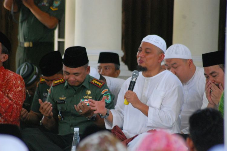 Pimpinan Majelis Az-Zikra Arifin Ilham saat memberikan ceramah dan doa bersama di Makorem 061 Bogor, Jawa Barat, Jumat (5/5/2017).