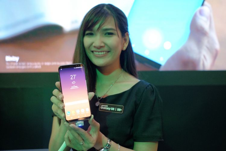 Model memegang Samsung Galaxy S8 di acara penjualan perdana untuk konsumen di Jakarta, Jumat (5/5/2017).