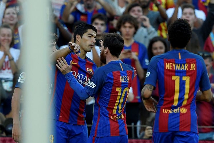 Luis Suarez (kiri), Lionel Messi (tengah), dan Neymar merayakan gol Barcelona ke gawang Villarreal pada partai lanjutan La Liga - kasta teratas Liga Spanyol - di Stadion Camp Nou, Sabtu (6/5/2017).