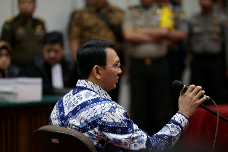 Terdakwa kasus dugaan penodaan agama, Basuki Tjahaja Purnama atau Ahok mengikuti sidang pembacaan putusan di Pengadilan Negeri Jakarta Utara di Auditorium Kementerian Pertanian, Jakarta Selatan, Selasa (9/5/2017). Majelis hakim menjatuhkan hukuman pidana 2 tahun penjara. Basuki Tjahaja Purnama dan kuasa hukumnya menyatakan banding. POOL/KOMPAS IMAGES/KRISTIANTO PURNOMO