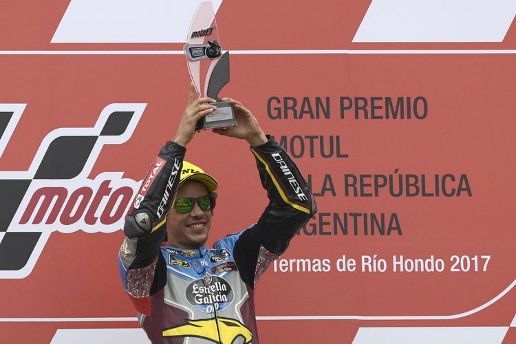 Pebalap EG 0,0 Marc VDS asal Italia, Franco Morbidelli, mengangkat trofi yang dia dapatkan setelah menjuarai balapan Moto2 GP Argentina di Autodromo Termas de Rio Hondo, Minggu (9/4/2017).
