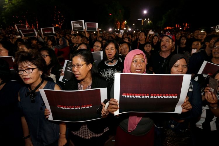 Massa pendukung Basuki Tjahaja Purnama (Ahok) menggelar acara Malam Solidaritas Matinya Keadilan di Tugu Proklamasi, Jakarta, Rabu (10/5/2017). Mereka menggelar doa bersama serta menyalakan lilin untuk menuntut keadilan mengenai kasus penodaan agama yang menimpa Gubernur DKI Jakarta non-aktif Basuki Tjahaja Purnama. 