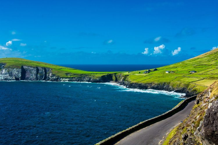 Single Track Coast Road ini berada di Irlandia