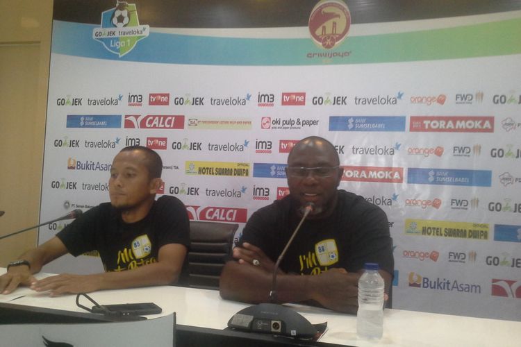 Pelatih Barito Putra, Jacksen F Tiago memberikan keterangan pers kepada wartawan