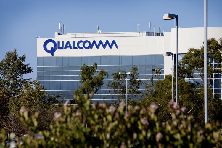 Papan nama Qualcomm Inc. di gedung kantornya di La Jolla, California, AS.