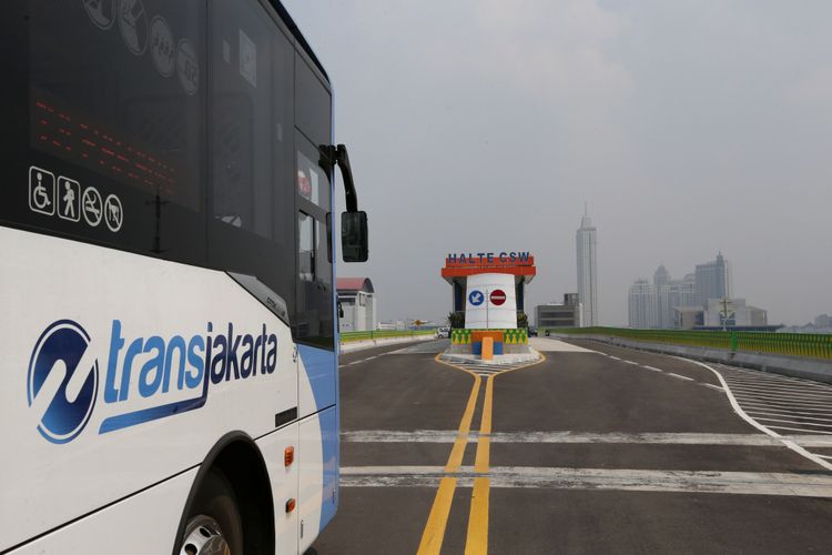  Uji coba pengoperasian layanan bus transjakarta koridor 13 (Tendean-Ciledug), Jakarta, Senin (15/5/2017). Jalur transjakarta sepanjang 9,3 kilometer ini akan dilengkapi 12 halte dan direncanakan beroperasi mulai Juni 2017. KOMPAS IMAGES/KRISTIANTO PURNOMO