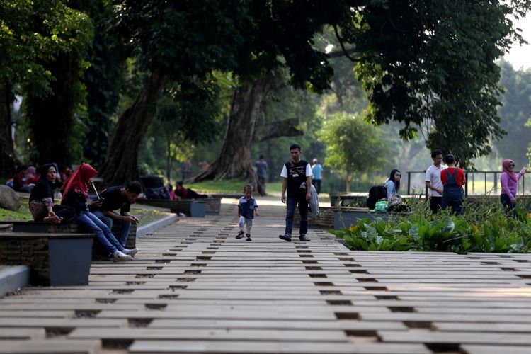 Wisatawan mengunjungi Kebun Raya Bogor, Jawa Barat, Jumat (19/5/2017). Kebun botani yang digagas oleh Prof C.G.C Reinwardt seorang botanis berkebangsaan Jerman sebagai tempat penelitian ini genap berusia 200 tahun. 