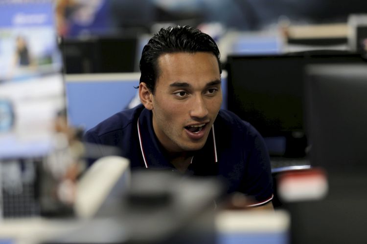 Striker timnas Indonesia, Ezra Walian mengunjungi kantor redaksi Juara.net, Palmerah Barat, Jakarta, Sabtu (20/5/2017). Ezra resmi menjadi warga negara Indonesia setelah diambil sumpah di kantor wilayah Kementerian Hukum dan HAM (Kemkumham), Cawang, Jakarta Timur pada 18 Mei lalu. KOMPAS IMAGES/KRISTIANTO PURNOMO