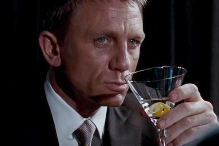 James Bond diperankan Daniel Craig menikmati martini-nya