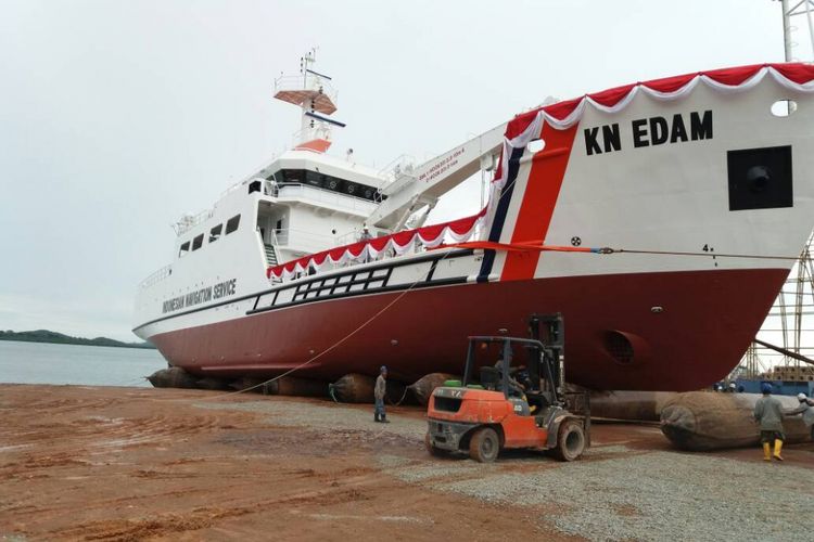 Peluncurun Kapal Navigasi KN Edam di Galangan Kapal Palindo Marine, Batam