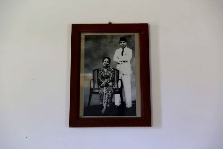 Lukisan Bung Karno tersimpan di Rumah pengasingan Bung Karno di Jalan Perwira, Ende, Flores, Nusa Tenggara Timur, Kamis (11/7/2016). Kota ini menyimpan sejarah panjang perihal sepak terjang Ir Soekarno atau Bung Karno selama empat tahun (14 Januari 1934 hingga 18 Oktober 1938) menjalani pengasingan.