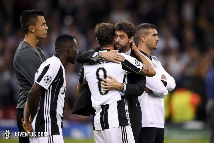 Presiden Juventus Andrea Agnelli memeluk para pemain pasca-kekalahan dari Real Madrid pada laga final Liga Champions, Sabtu (3/6/2017).
