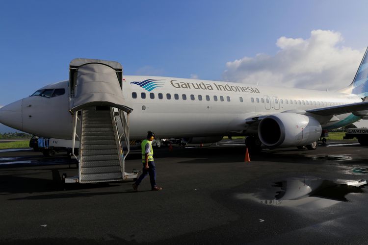 Pesawat Garuda Indonesia GA 648 Boeing 737 usai penerbangan rute jurusan Jakarta-Ternate di Bandara Sultan Babullah, Ternate, Maluku Utara, Kamis (25/5/2017). Penerbangan Garuda Indonesia ke daerah tersebut untuk mendukung pertumbuhan ekonomi di kawasan Timur Indonesia yang dari tahun ke tahun memperlihatkan peningkatan ekonomi.