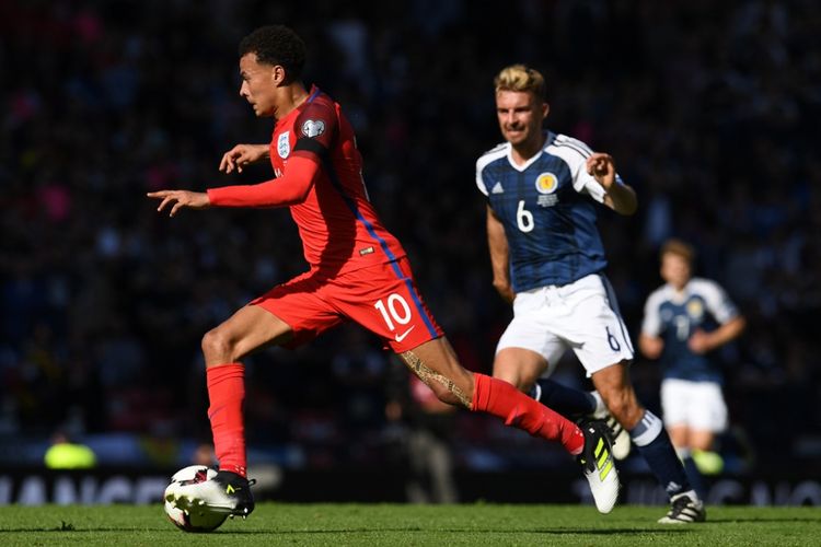 Gelandang timnas Inggris, Dele Alli (10), coba mengelabui pemain Skotlandia pada partai Kualifikasi Piala Dunia zona Eropa Grup F di Hampden Park, Sabtu (10/6/2017).