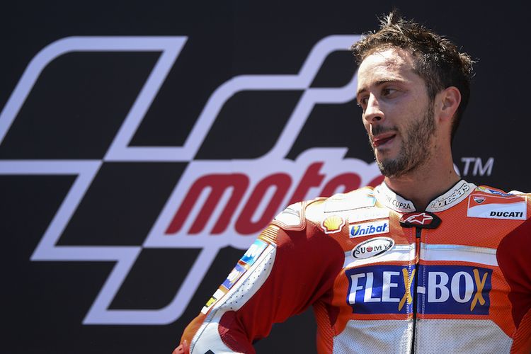 Pebalap Ducati Team asal Italia, Andrea Dovizioso, bereaksi saat berdidi di atas podium tertinggi Circuit de Barcelona-Catalunya, Montmelo, setelah memenangi balapan GP Catalunya, Minggu (11/6/2017).