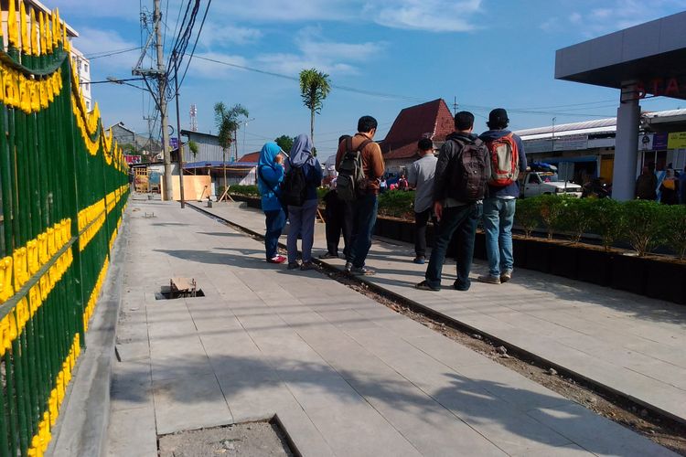 Jalur pedestrian yang dibangun di sebelah selatan Stasiun Tugu Yogyakarta, Jalan Pasar Kembang, Kota Yogyakarta, Kamis (15/6/2017).