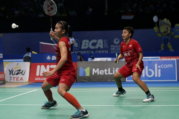 Pemain ganda putri Indonesia, Apriyani Rahayu (kanan) dan Greysia Polii bertanding melawan pemain ganda putri Korea, Chang Ye Na dan Le So Hee pada pertandingan babak kedua BCA Indonesia Open Super Series Premier 2017 di Plenary Hall, Jakarta Convention Center, Kamis (15/6/2017). Greysia Polii dan Apriyani Rahayu gagal melaju ke perempat final setelah kalah dengan skor18-21 dan 14-21.