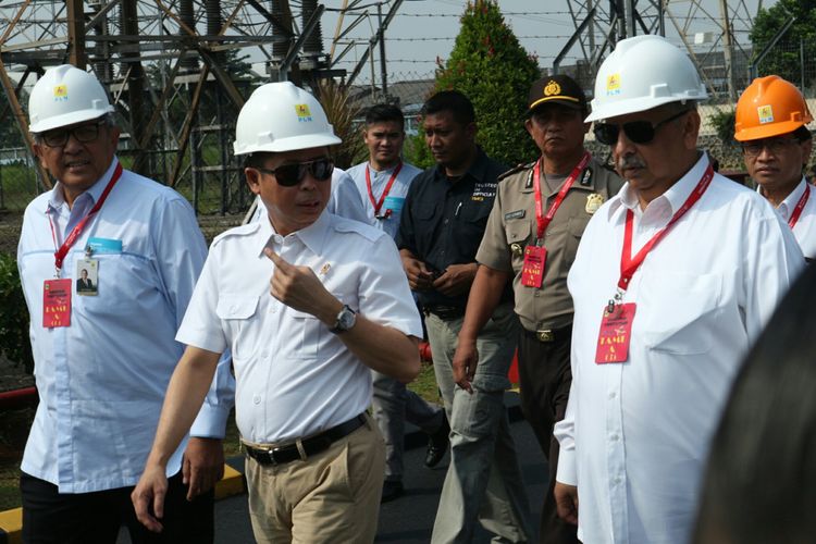 Menteri Energi dan Sumber Daya Mineral (ESDM), Ignasius Jonan (tengah) bersama Dirut PLN Sofyan Basir (kanan) mengunjungi Pusat Pengatur Beban Jawa-Bali (P2B JB) Gandul, Depok, Jawa Barat, Kamis (15/6/2017).