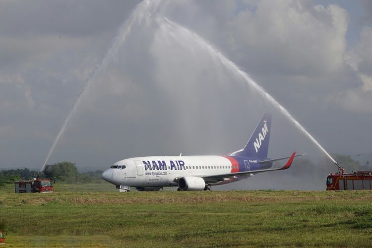 Nam Air rute Jakarta Banyuwangi mendarat pertama kali di Bandara Blimbingsari Jumat (16/6/2017)