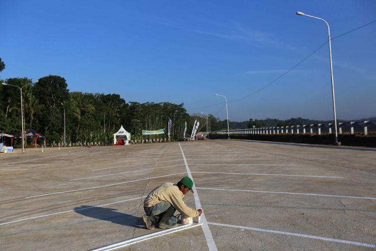 Pekerja menyiapkan area parkir di rest area Ruas Tol Bawen-Salatiga, Jawa Tengah, Jumat (16/6/2017). Ruas tol ini akan dibuka secara fungsional pada H-7 hingga H 7 Lebaran.