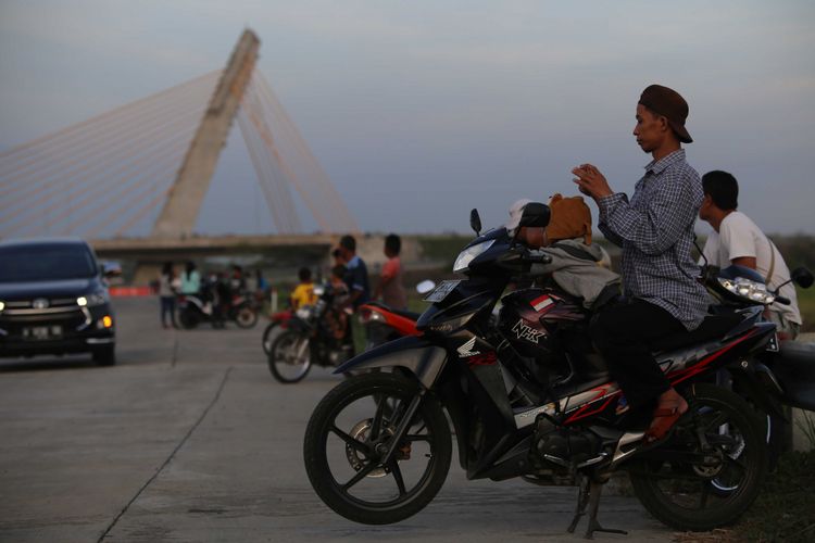 Suasana jembatan Klodran di Tol Solo-Ngawi-Kertosono di Ngawi, Jawa Timur, Sabtu (17/6/2017). Tujuh hari jelang Lebaran atau Senin, (19/6/2017) mulai pukul 06.00 WIB, pemudik bisa menggunakan Tol Solo-Kertosono menuju arah timur.