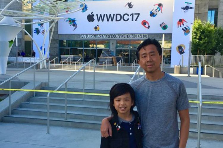 Yuma dan ayahnya Hendri Soerianto di depan WWDC 2017 di Amerika Serikat