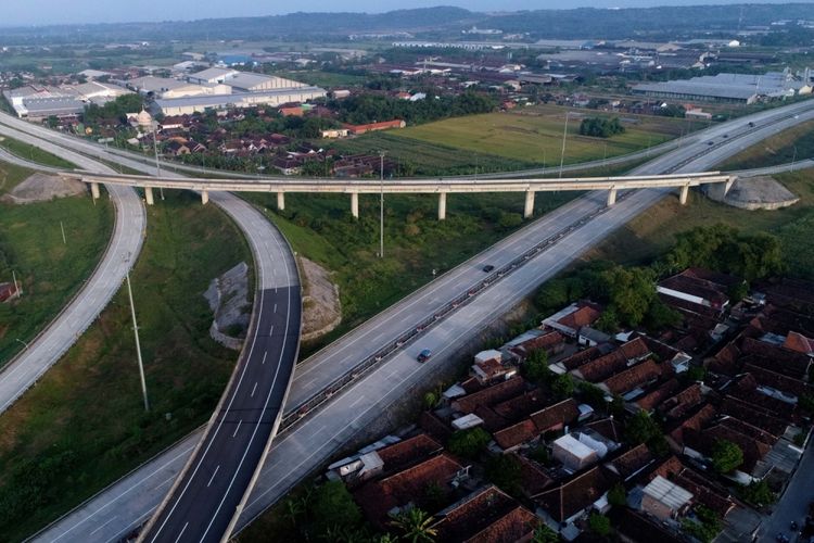 Hari pertama fungsionalisasi ruas Rembang-Bangil yang merupakan bagian dari Jalan Tol Gempol-Pasuruan sepanjang 8 kilometer di Surabaya, Jawa Timur, Senin (19/6/2017). Sepekan jelang Lebaran 2017 Tak banyak kendaraan yang melintas, dan masih terlihat sepi.