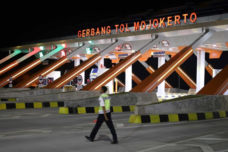 Gerbang Tol Mojokerto di Tol Kertosono-Mojokerto , Jawa Timur, Minggu (18/6/2017). Tol Kertosono-Mojokerto termasuk dalam jaringan Tol Trans-Jawa dan Jalan tol ini dirancang sepanjang 40,5 kilometer.