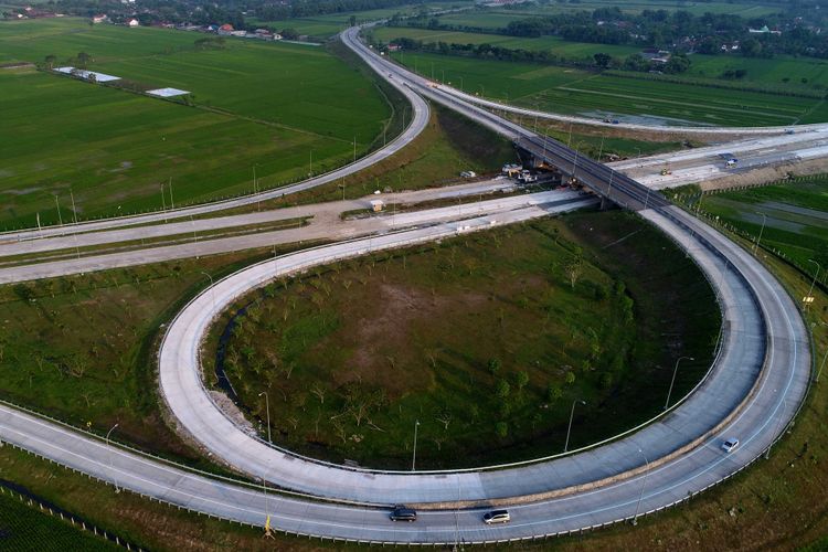 Suasana Simpang Susun Bandar di Tol Kertosono-Mojokerto, Jawa Timur, Minggu (18/6/2017). Tol Kertosono-Mojokerto termasuk dalam jaringan Tol Trans-Jawa dan Jalan tol ini dirancang sepanjang 40,5 kilometer.