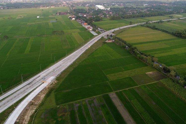 Suasana Simpang Susun Bandar di Tol Kertosono-Mojokerto, Jawa Timur, Minggu (18/6/2017). Tol Kertosono-Mojokerto termasuk dalam jaringan Tol Trans-Jawa dan Jalan tol ini dirancang sepanjang 40,5 kilometer.